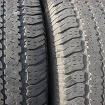 Imagen de dos bandas de rodadura. En ellas se puede apreciar los dibujos de los surcos que favorecen el agarre a la superficie.