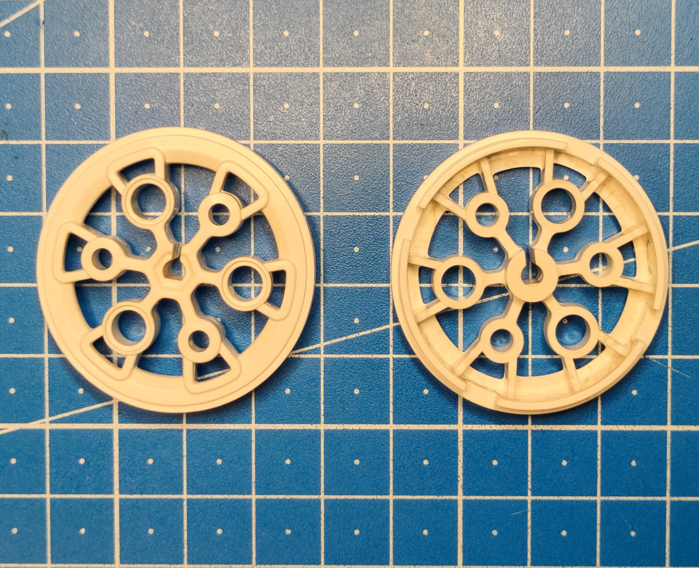 Imagen donde se muestra la llanta del robot Maqueen, tanto su cara exterior como la interior.