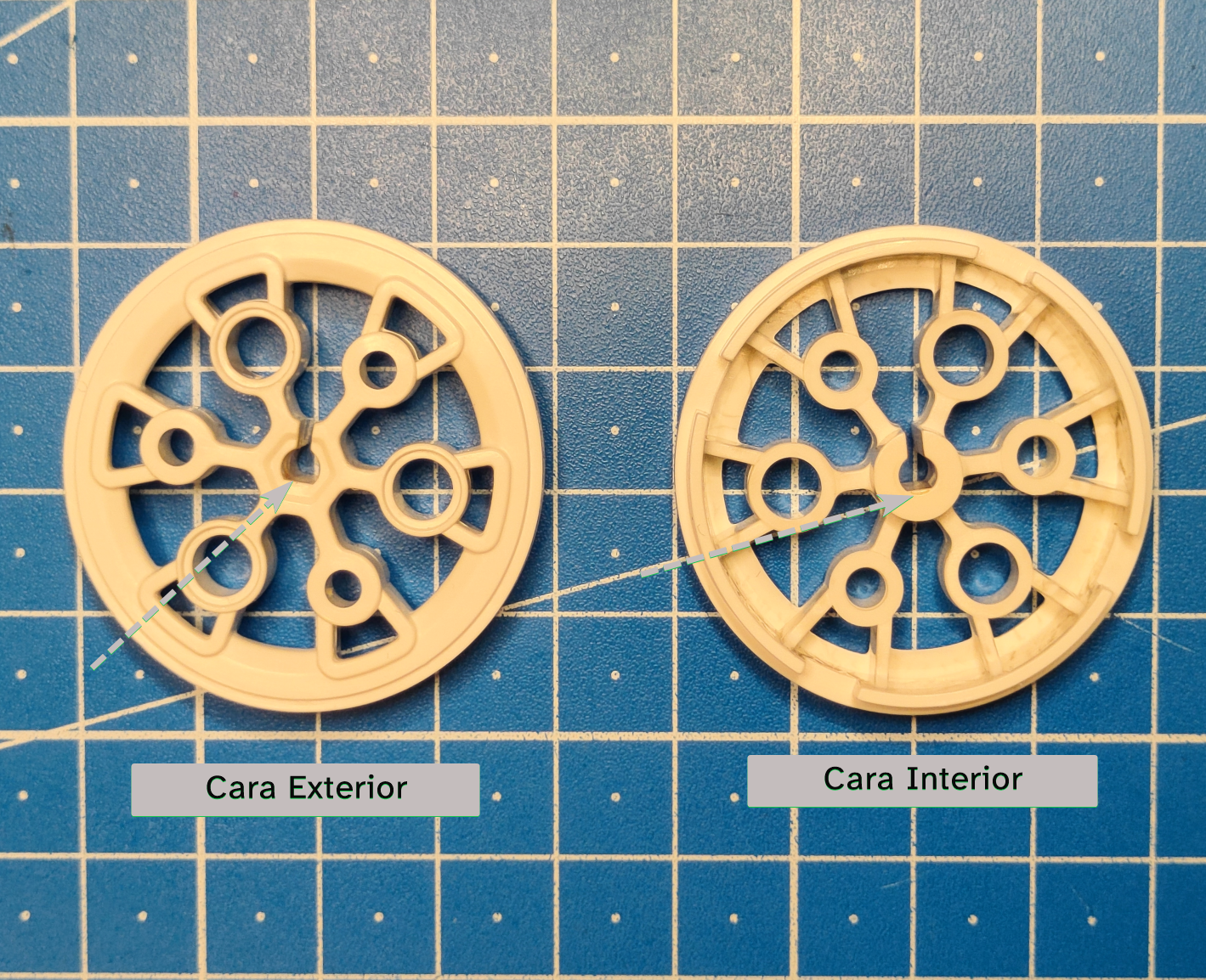 Imagen donde se muestra la llanta del robot Maqueen, tanto su cara exterior como la interior.