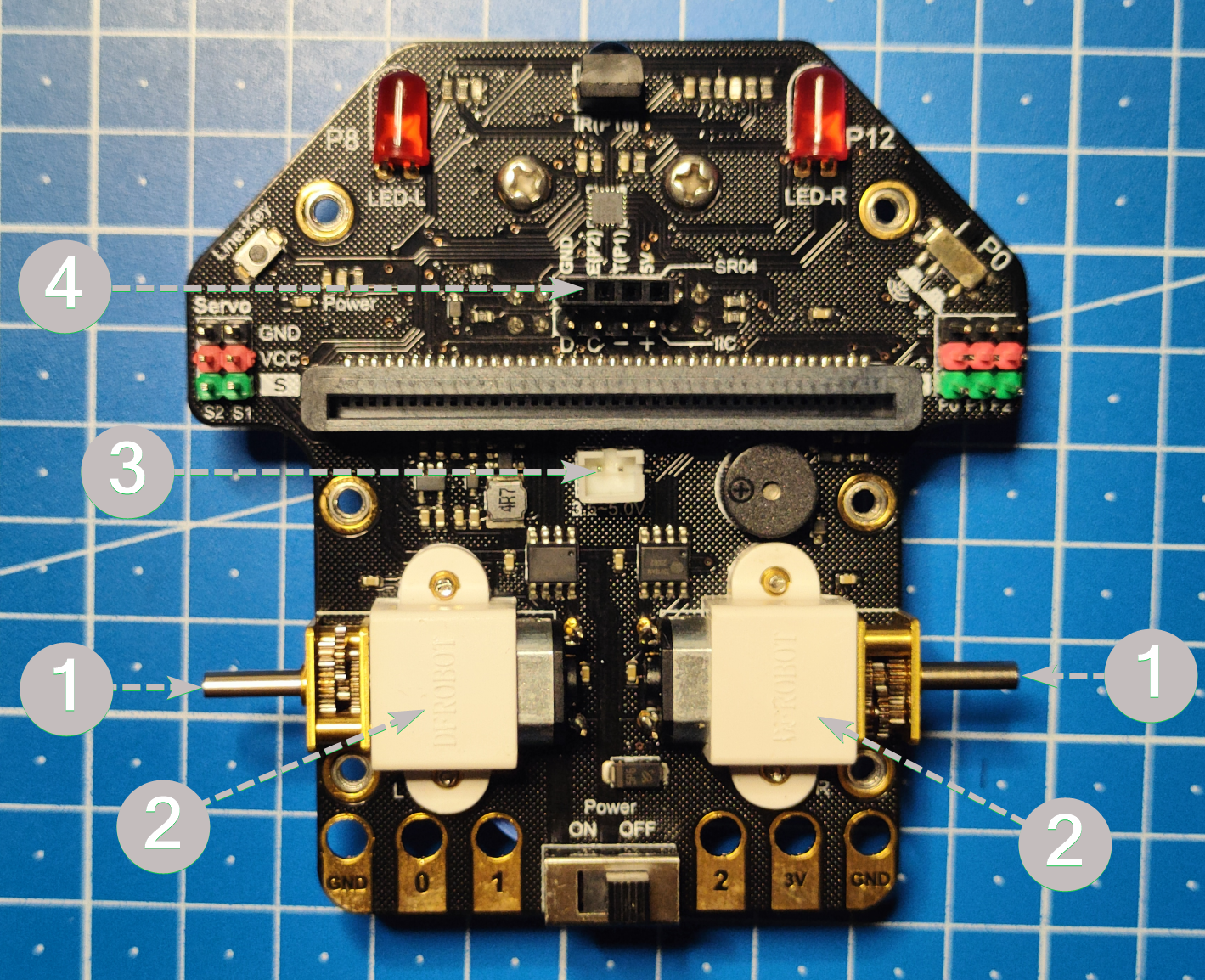 Imagen de la placa del Maqueen indicando mediante números del 1 al 4 donde irán ensambladas el resto de sus partes.