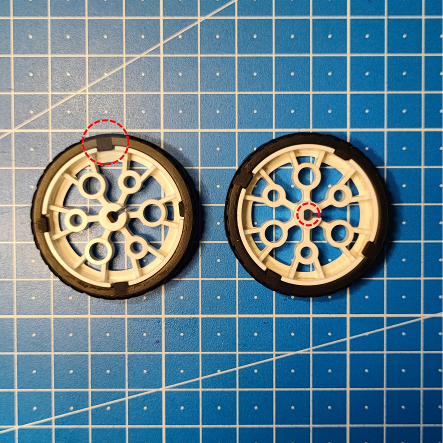 Imagen de las ruedas del Maqueen, una vez colocadas las bandas de rodadura en las llantas. Se recuerda dos detalles importantes.